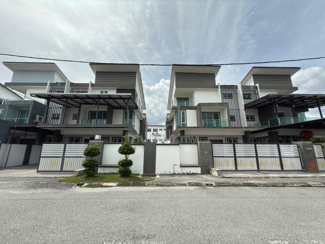 Renovated 2.5 Storey Semi-Detached House, Airport Square Ipoh 1
