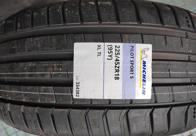 Michelin Pilot Sport 5 225/45/18 95Y