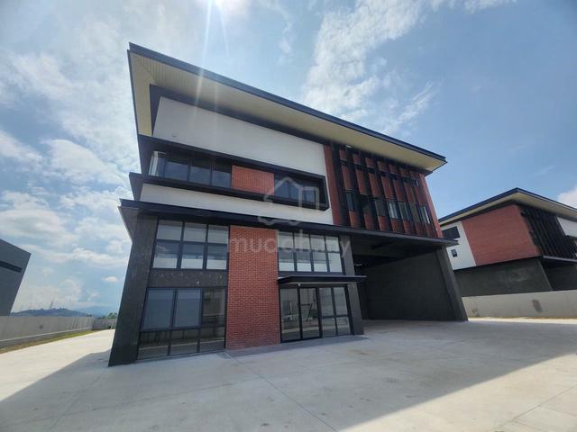 Corner Detached Factory Elmina Business Park 40ft Height Solar Panel 1