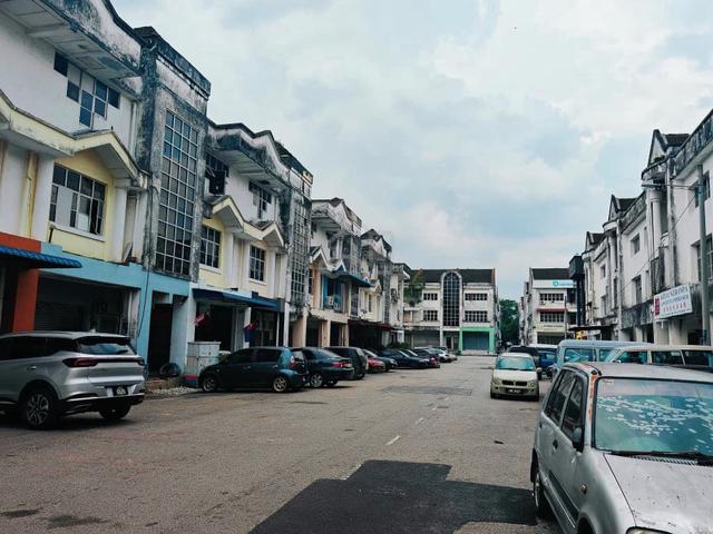 3-Story Building (Connecting Shops) 1