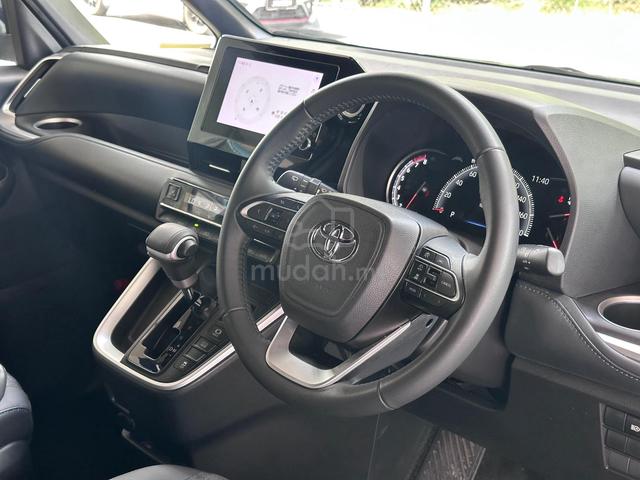 R/MNTR 2022 Toyota VOXY S-Z 104k KM NEGO!! - 5