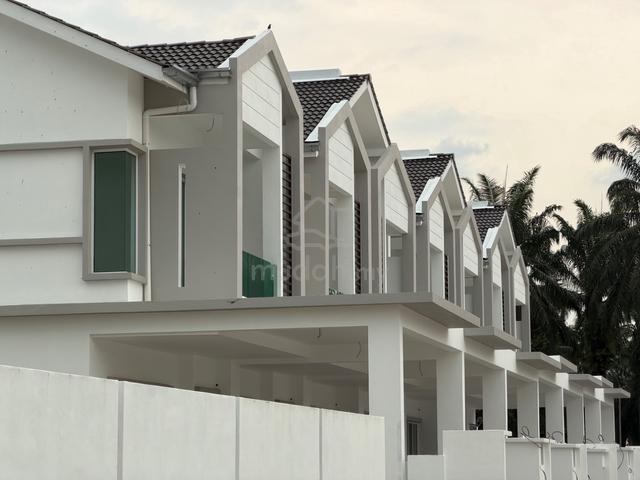 Valdor Jawi Freehold Three Storey Terrace House Penang 1
