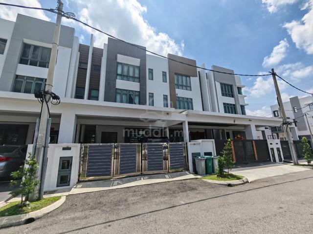 Freehold 2.5 Storey Terrace House, 8 Residence for Sale 1