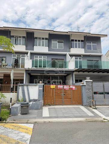Scientex Senai 3 Storey Terrace House 1