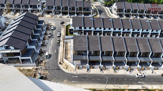 2.5 Storey Terrace Corner at Aurum Pine Residence, Hilltop Miri 1