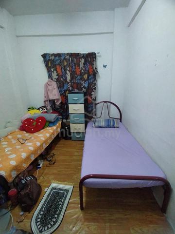 rumah ground floor, dekat dgn kedai2 mkn, dobi dpn rmh sahaja . 1