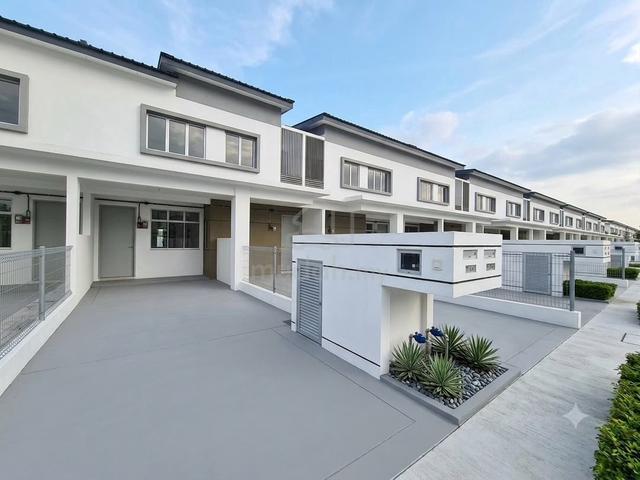 Ground Floor Townhouse, Platinum Residence, Dengkil 1