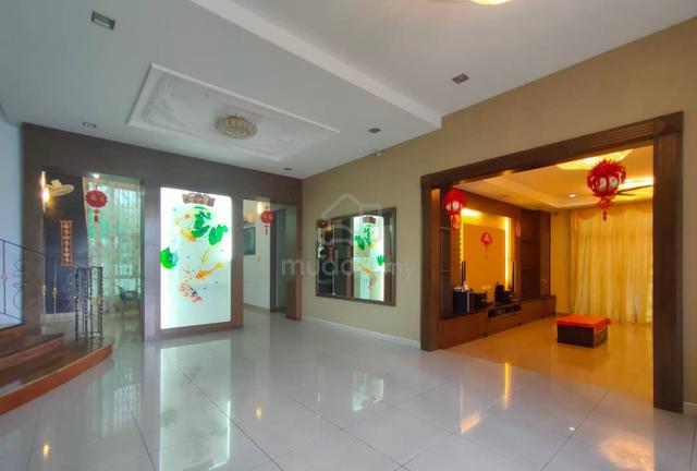 Taman Khidmat 2 and half storey Bungalow house for sale 1