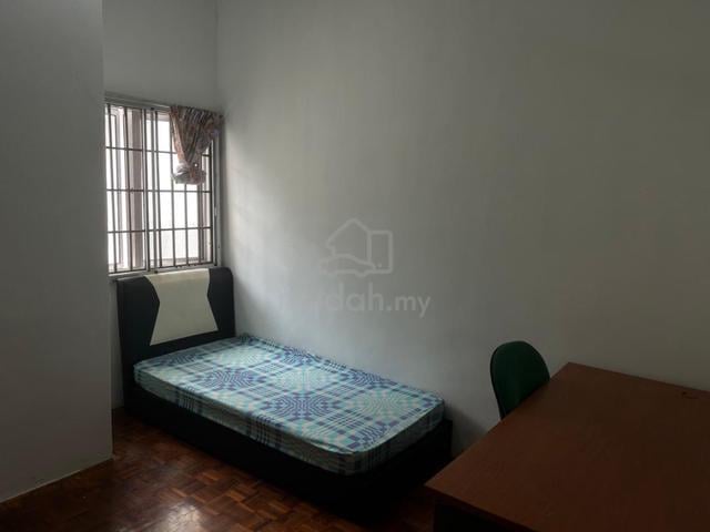 Big aircon room for rent opposite IOI Mall/LRT in Puchong 1