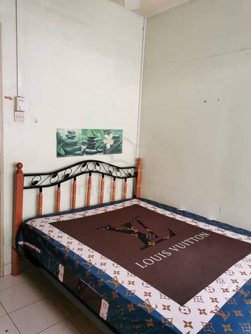 KELANA PUTERI CONDO – middle room (large build in wardrobe) 1
