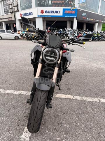Tip Top Low Mileage Honda CB650R - photo 2 of 11