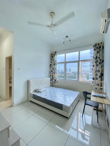 Female Unit ! Master room for rent at skypod Puchong ! 1