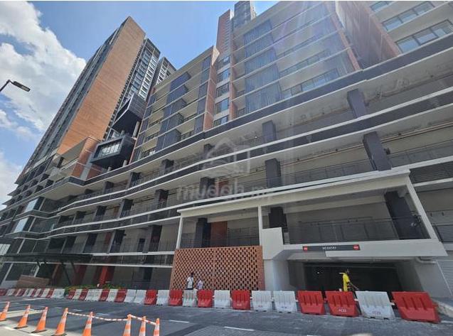Emerald 9 Endlot Ground Floor Shoplot facing Main Road 1