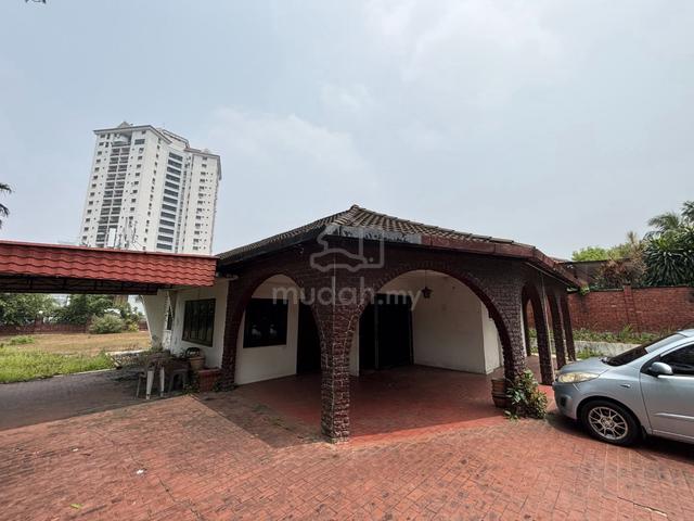 Corner Big Size Land Bungalow House Petaling Jaya Seksyen 11 for Sale 1