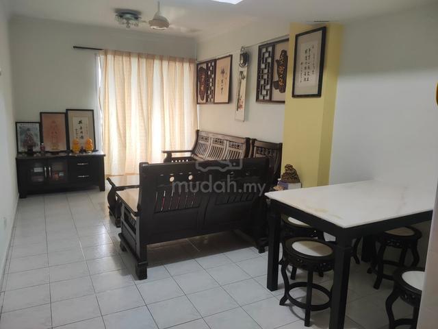 Master Room for Rent at Villa Mas Ewani Car Park Included Bukit Dumbar 1