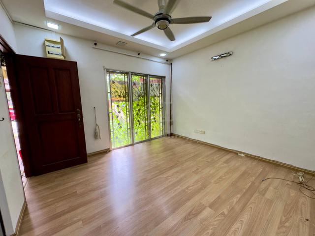 FACING OPEN RENOVATED Double Storey Taman Pinggiran USJ 2 Subang Jaya 1