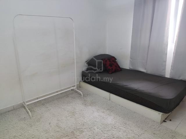 Medium room. Comes with parking and non sharing bathroom 1