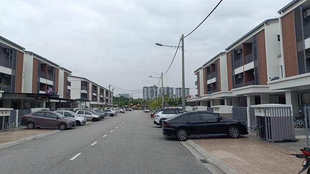 BRING ONLY YOUR CLOTHES 1.5 Storey Ground floor TOWNHOUSE FOR RENT 1