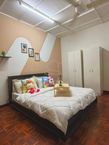 WORK FROM HOME FRIENDLY!🏠🥰PREMIUM Master Room W BALCONY!!😱 SS2 PJ! 2