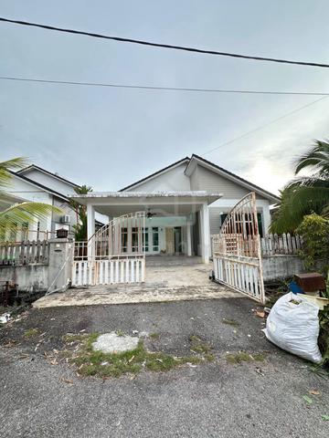 Bungalow 1 1/2 English Country Elise Type, Ambangan Height 1