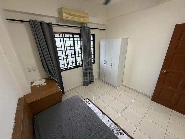 Vista condo small room for rent / female only 1