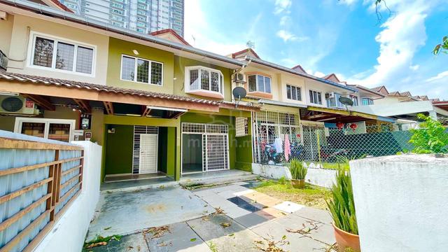 ( Near Mrt Station ) Double Storey Terrace Taman Equine Seri Kembangan 1