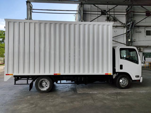 2026 Isuzu NPR 85 Corruagted Box Truck - photo 2 of 6