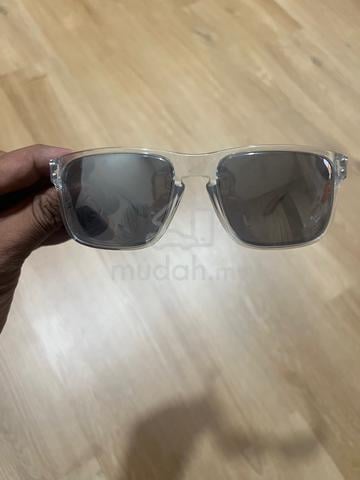 oakley - photo 4 of 5