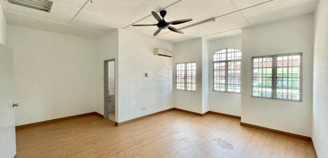 2sty house in Usj 20 usj20 Subang Jaya 24x75  Gated and guarded 1