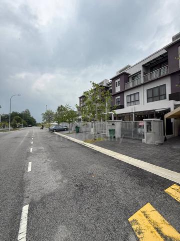 Fully Renovated townhouse Upper Unit Bangi 1