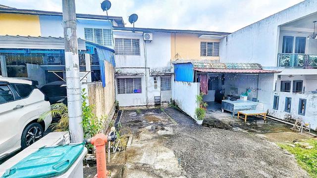 Freehold teres 2 tingkat Taman Bukit kempas Johor Bahru 1