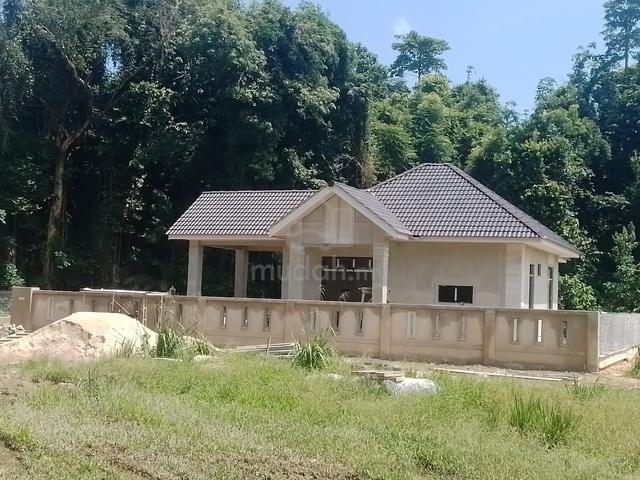 Banglow 1km dari smk kadok 1