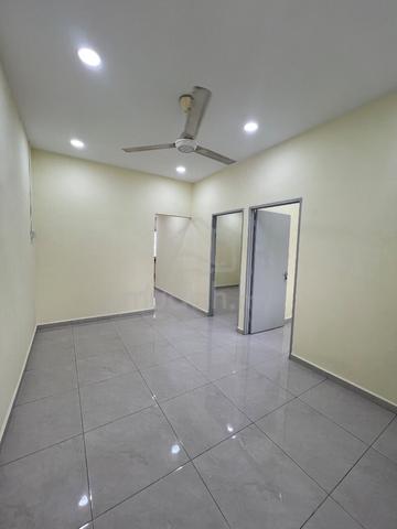 Sri Pandan low cost corner huge land renovated unit rental Rm1400 only 1