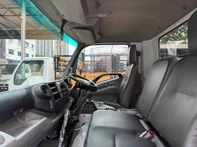 Hino XZU720R 3 Ton 14 Kaki Green Concern Arm Roll - photo 4 of 6
