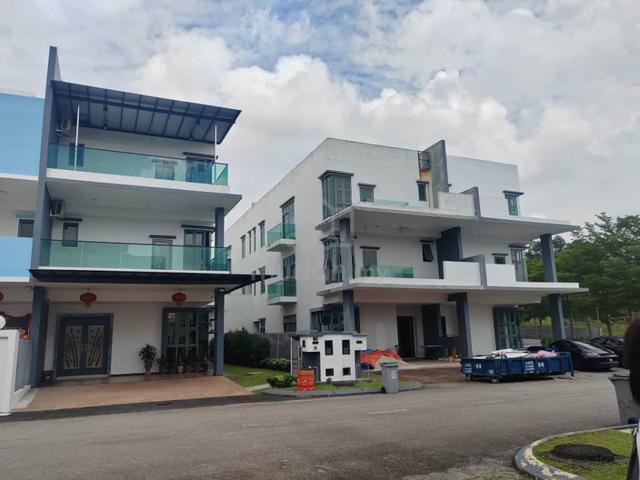 3 storey cluster/ Skudai/ Freehold/ 4bed/ Jb/ free legal fee/ 956k 2