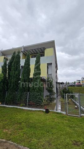 3 Storey Unblocked Pondview Endlot house in Seri Alam 1
