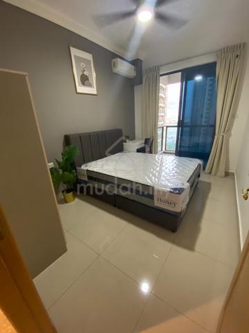 R&F mall Balcony room (Quality bed) for rent - mins walk to CIQ 1
