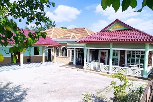 Rumah Bungalow Berkolam Renang  1