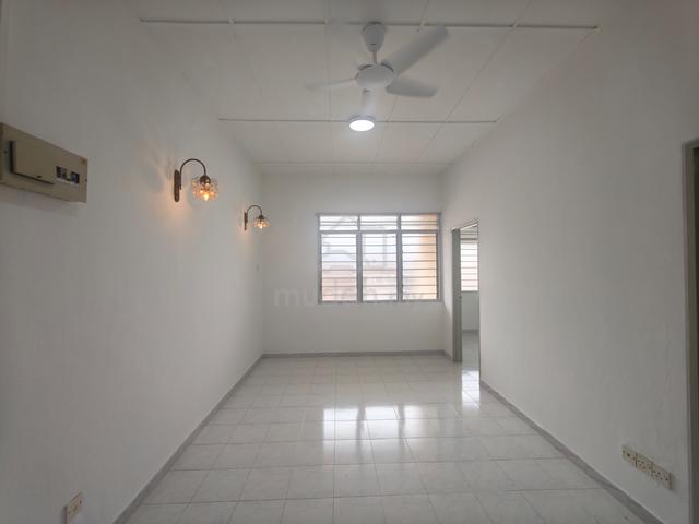 Landed Cluster house- upper unit for sale (Well maintain) at Farlim 1
