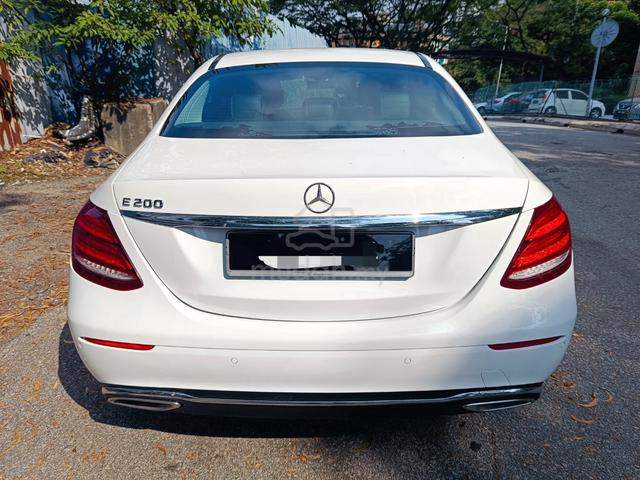 Mercedes Benz E200 AVANTGARDE 2.0 - 4