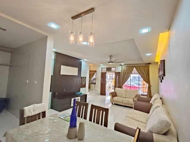 Bukit Indah unit rent with Auto Gate,Awning,Extended kitchen 1
