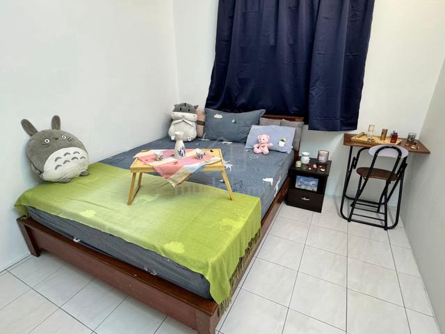 Newly Refurbished Middle Room @LRT Salak Selatan 1