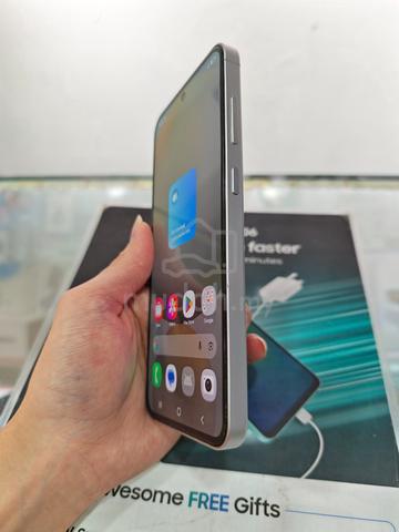 Samsung S24 Fe 5G 8Gb   8Gb Ram / 512Gb Rom - photo 4 of 5