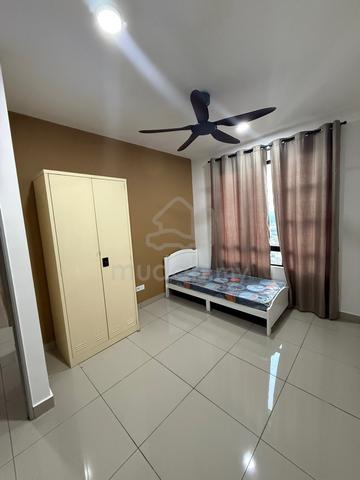 Room near CIQ & mid valley 1