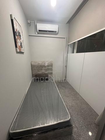 Walk to CIQ | Single Room with Window [ Jalan Trus ] 1