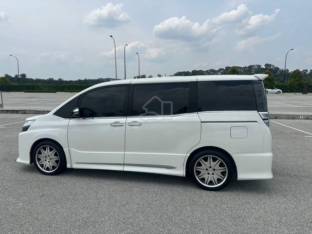 2021 Toyota VOXY 2.0 ZS KIRAMEKI III (A) - 2