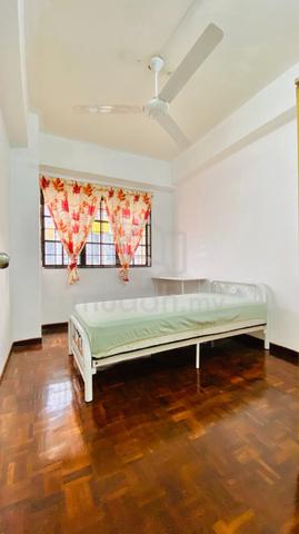 Medium Room For Rent @Bayu Tasik Condo, Near LRT (FEMALE only) 1