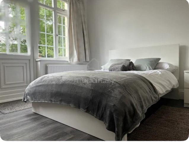 New Double bedroom c/w bathroom in large landed house to rent 2