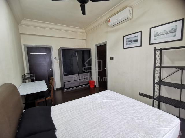 Master Bedroom with bathroom at VSummer, walking distance to CIQ o 1