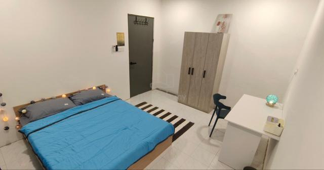 Big Room QueenBed with Windows For Rent - Taman Kolombong 1